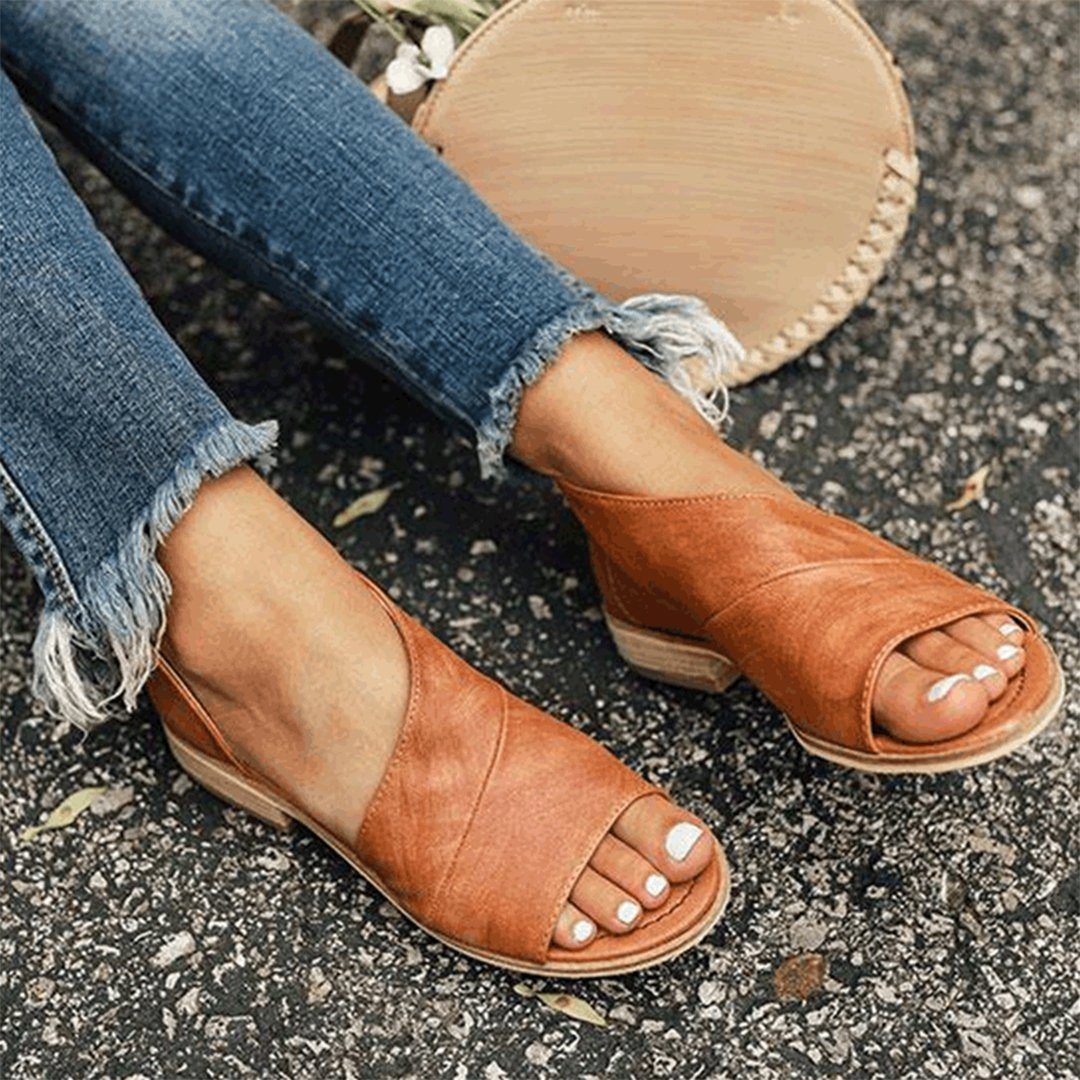 Casual sandals with round toe